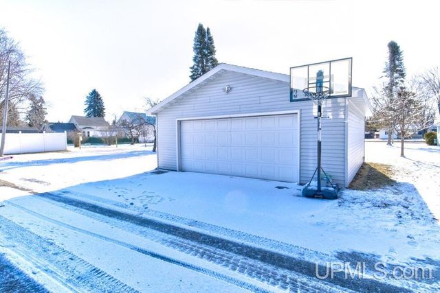 4113 N Shore Drive, Menominee, MI 49858