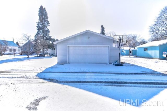 4113 N Shore Drive, Menominee, MI 49858