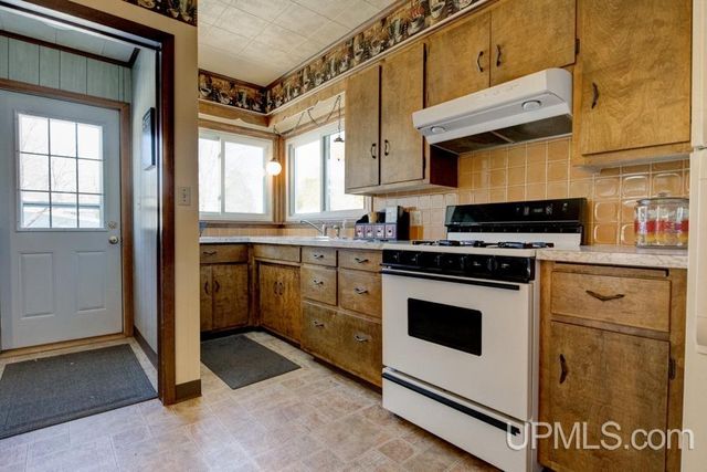 4113 N Shore Drive, Menominee, MI 49858