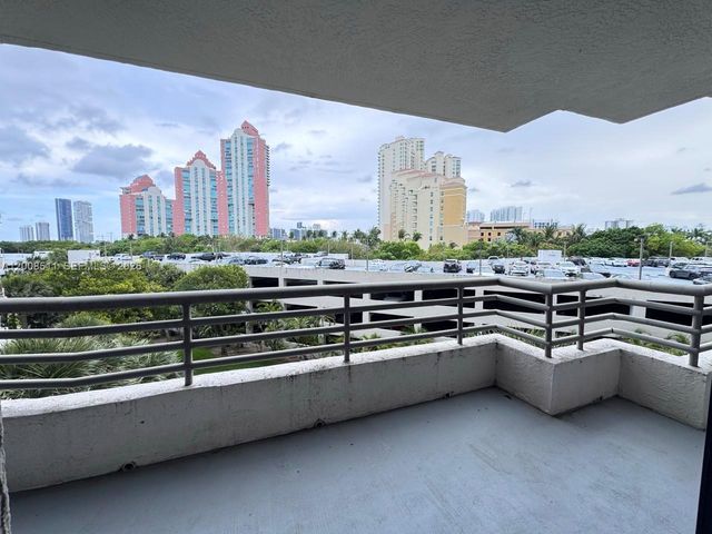 3300 NE 191st St 516, Aventura, FL 33180
