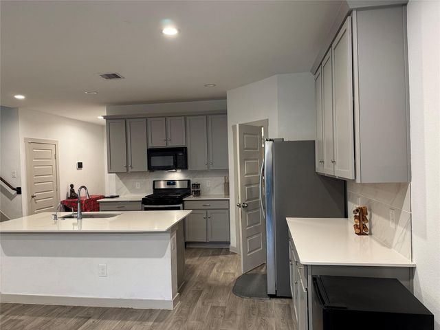 1011 Emerald Castle Drive, Rosharon, TX 77583