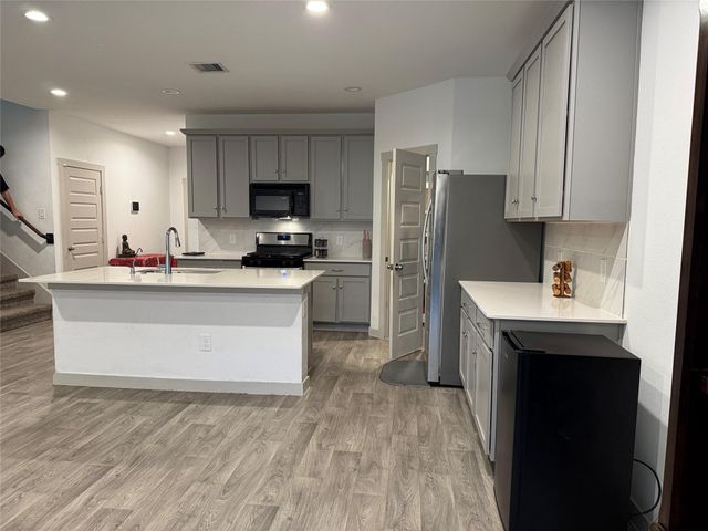 1011 Emerald Castle Drive, Rosharon, TX 77583