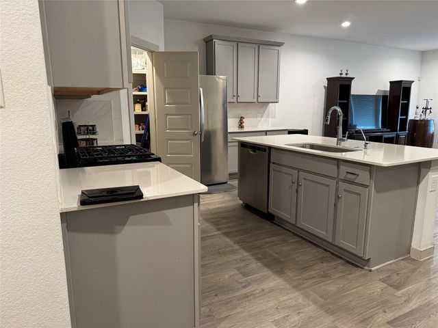 1011 Emerald Castle Drive, Rosharon, TX 77583