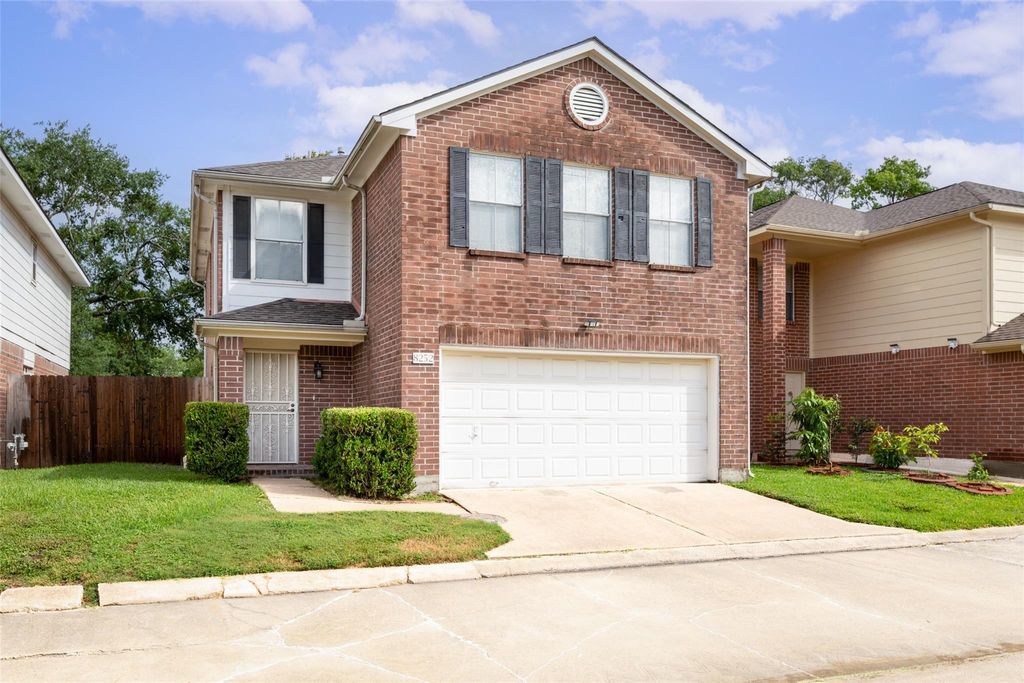 8252 Golf Green Circle, Houston, TX 77036