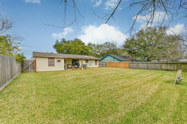 311 25th Avenue N, Texas City, TX 77590