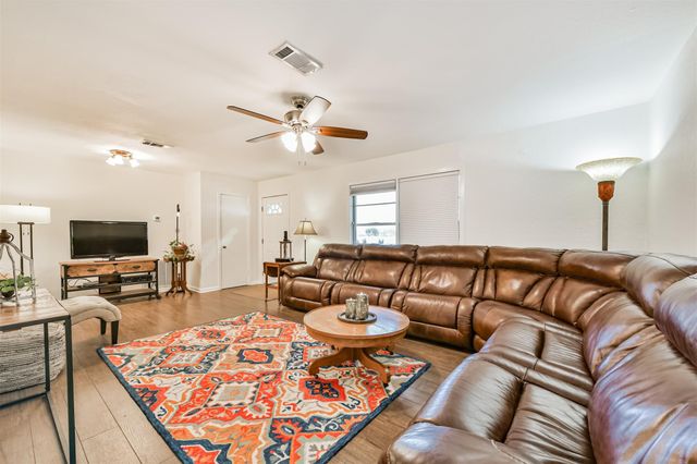 311 25th Avenue N, Texas City, TX 77590