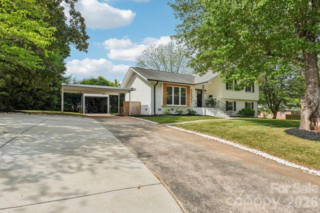 5300 Cheval Place, Charlotte, NC 28205