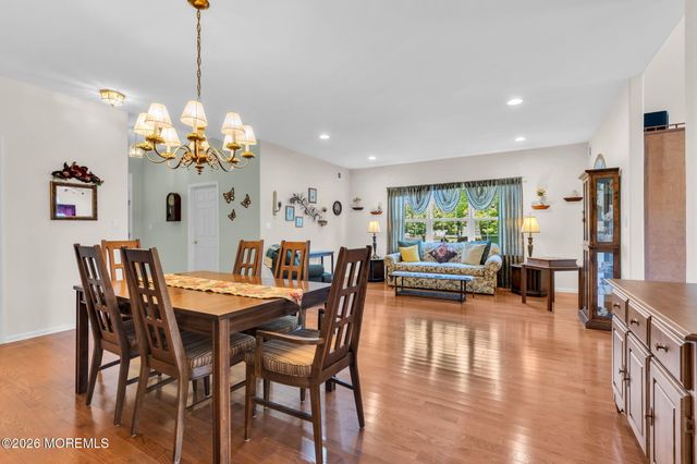 21 Chaucer Circle, Manchester, NJ 08759