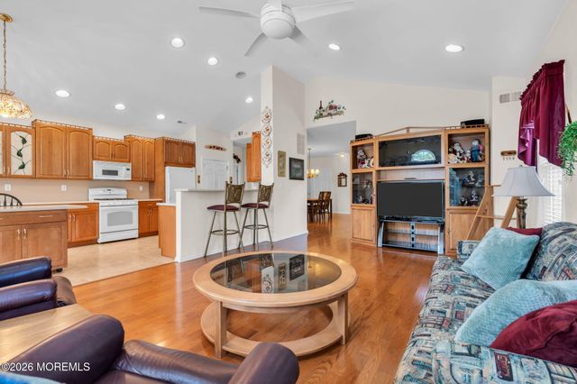 21 Chaucer Circle, Manchester, NJ 08759