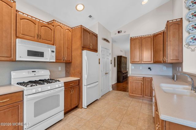 21 Chaucer Circle, Manchester, NJ 08759