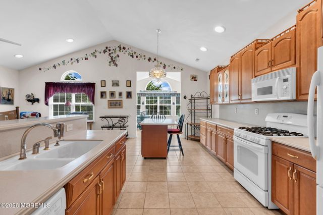 21 Chaucer Circle, Manchester, NJ 08759