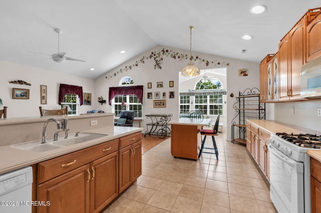 21 Chaucer Circle, Manchester, NJ 08759