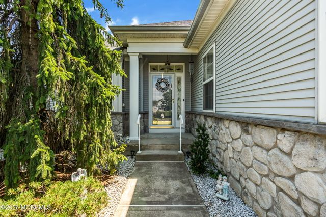 21 Chaucer Circle, Manchester, NJ 08759