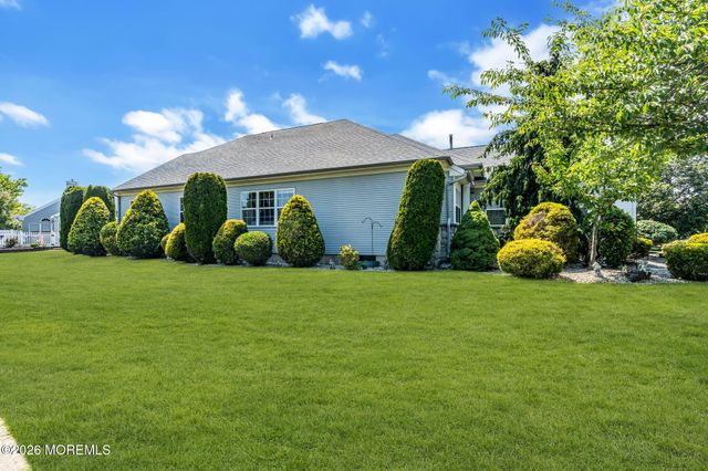 21 Chaucer Circle, Manchester, NJ 08759