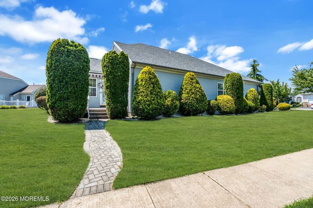 21 Chaucer Circle, Manchester, NJ 08759