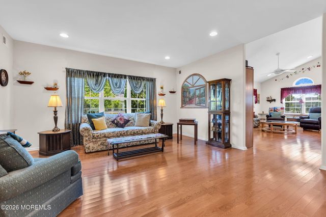 21 Chaucer Circle, Manchester, NJ 08759