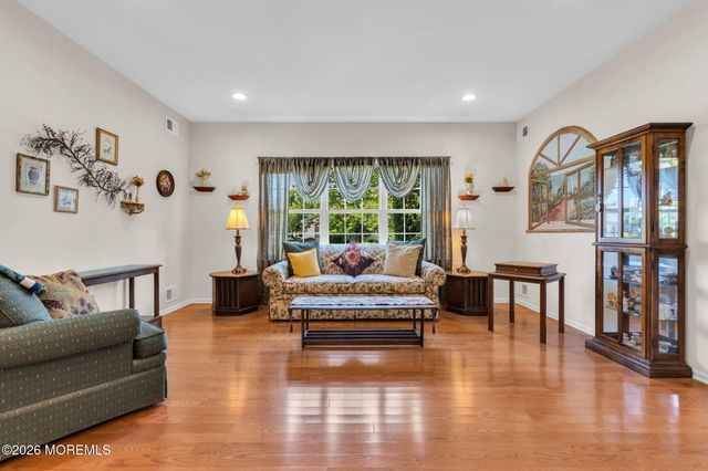 21 Chaucer Circle, Manchester, NJ 08759