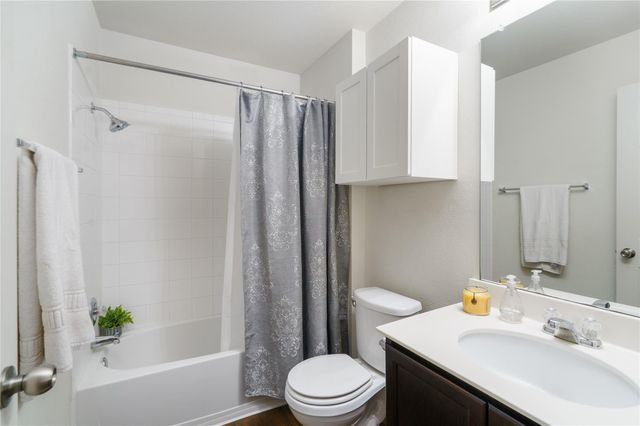 300 Camellia DR, Hutto, TX 78634