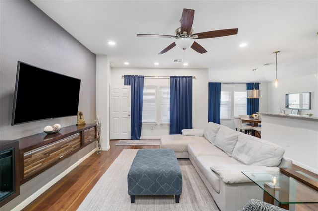 300 Camellia DR, Hutto, TX 78634