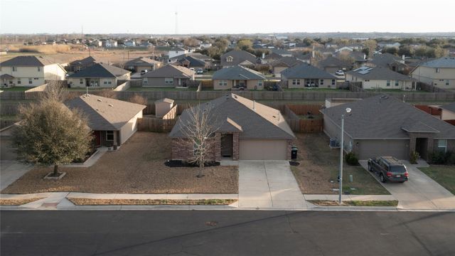 300 Camellia DR, Hutto, TX 78634