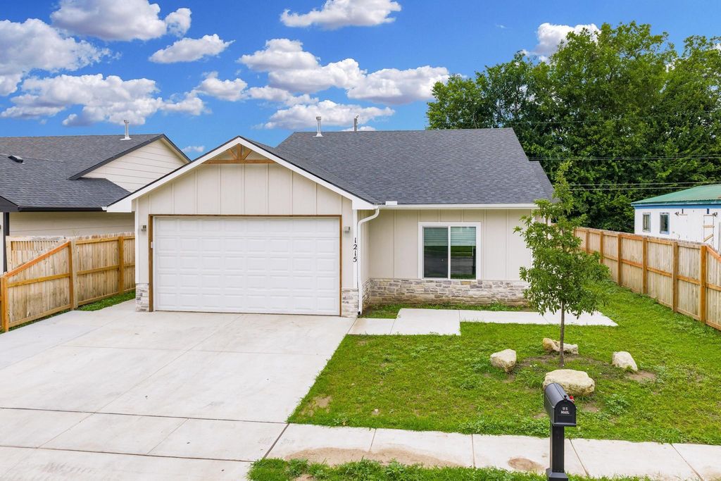 1215 N Cleveland Ave, Wichita, KS 67214
