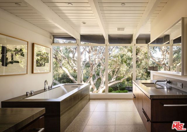 2179 Mandeville Canyon Road, Los Angeles, CA 90049