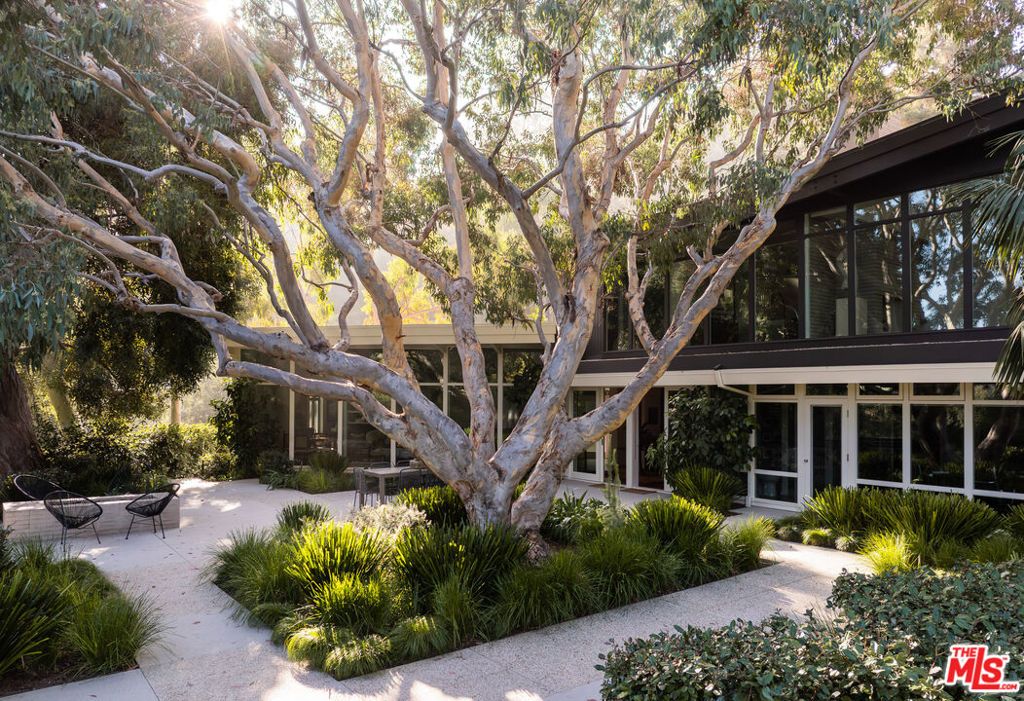 2179 Mandeville Canyon Road, Los Angeles, CA 90049