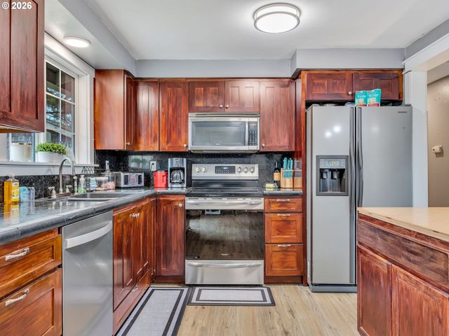 805 S KING St, Seaside, OR 97138