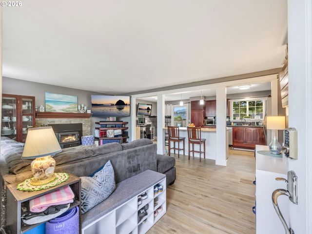 805 S KING St, Seaside, OR 97138