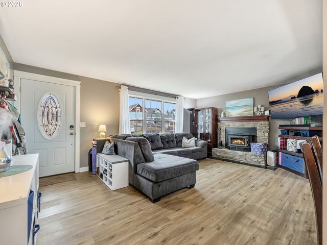 805 S KING St, Seaside, OR 97138