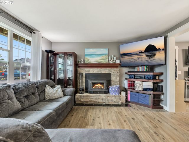 805 S KING St, Seaside, OR 97138