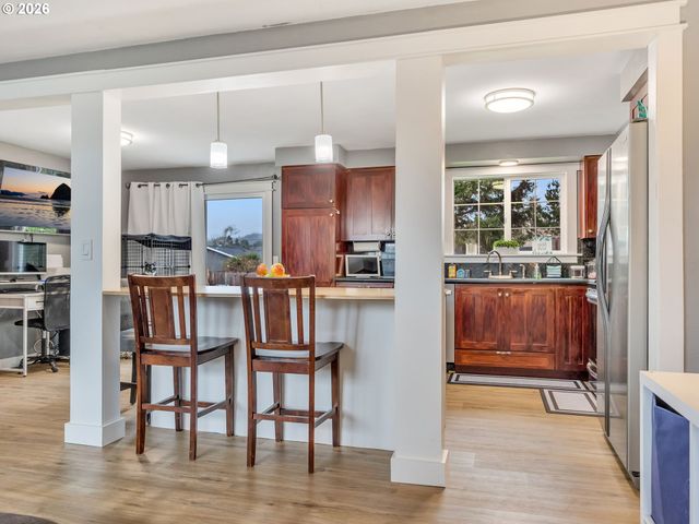 805 S KING St, Seaside, OR 97138