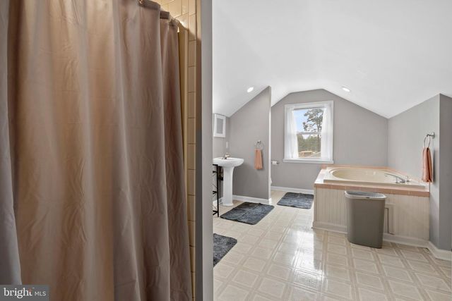 100 BITTLE AVE, Berlin, NJ 08009