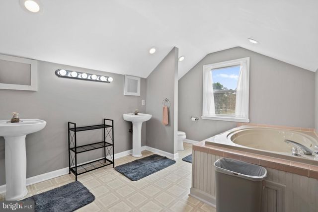 100 BITTLE AVE, Berlin, NJ 08009