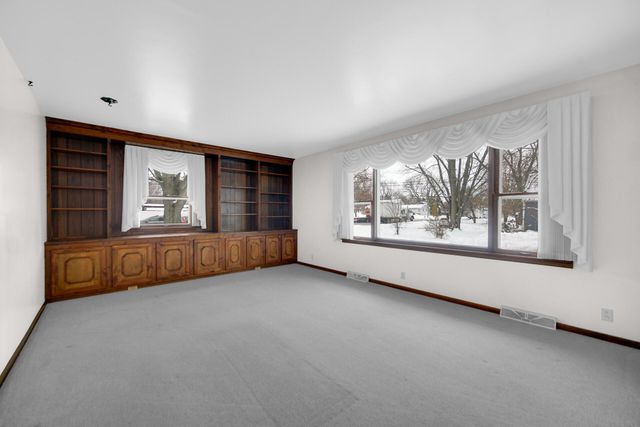 2002 Crockett Avenue, Valparaiso, IN 46383