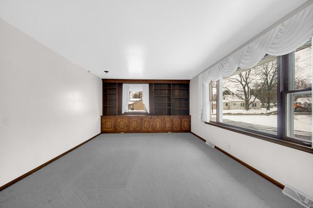 2002 Crockett Avenue, Valparaiso, IN 46383