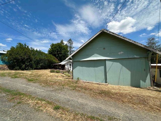 521 N Ramsey St, Tekoa, WA 99033