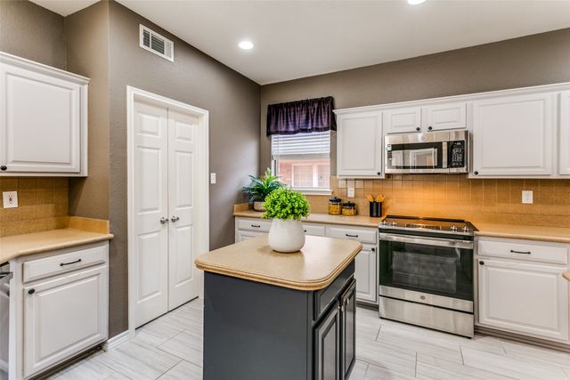 1922 Hidden Trail Drive, Lewisville, TX 75067