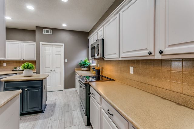 1922 Hidden Trail Drive, Lewisville, TX 75067