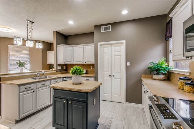 1922 Hidden Trail Drive, Lewisville, TX 75067