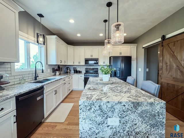 6913 E 37th St Street, Sioux Falls, SD 57110