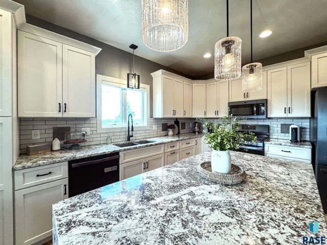 6913 E 37th St Street, Sioux Falls, SD 57110