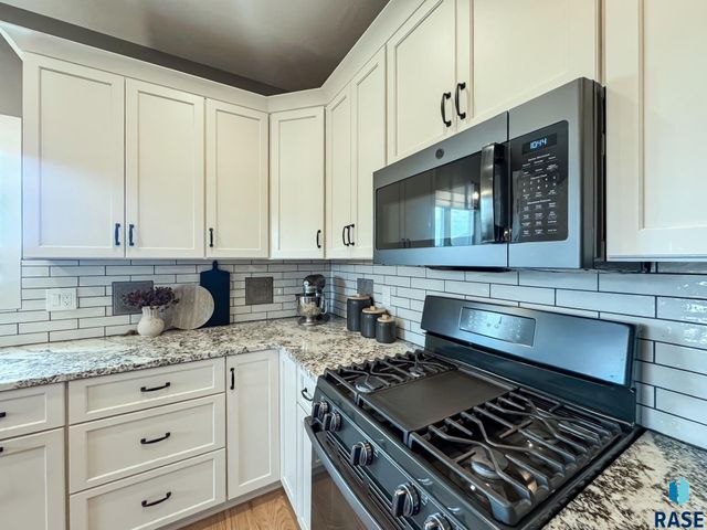 6913 E 37th St Street, Sioux Falls, SD 57110