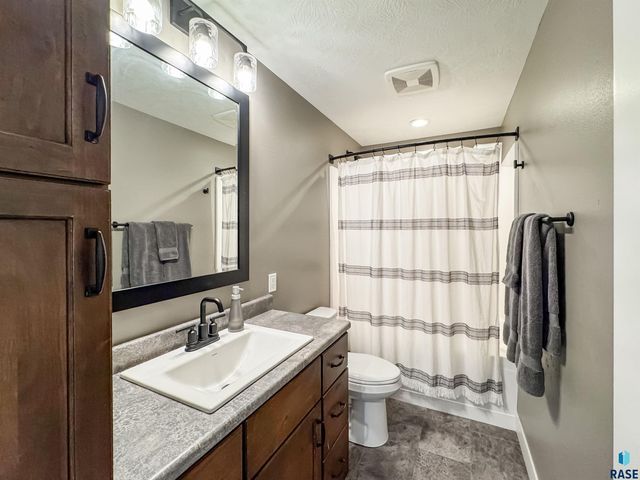 6913 E 37th St Street, Sioux Falls, SD 57110
