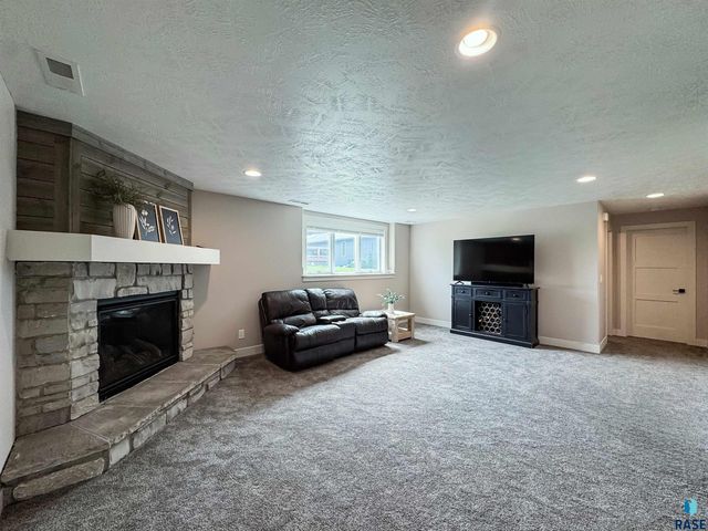 6913 E 37th St Street, Sioux Falls, SD 57110