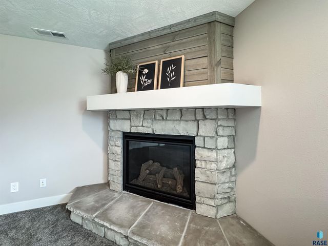 6913 E 37th St Street, Sioux Falls, SD 57110