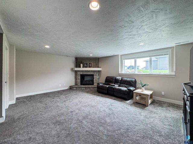 6913 E 37th St Street, Sioux Falls, SD 57110