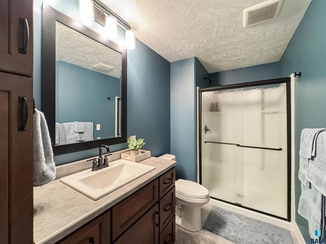 6913 E 37th St Street, Sioux Falls, SD 57110