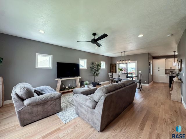 6913 E 37th St Street, Sioux Falls, SD 57110