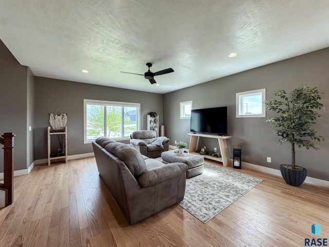 6913 E 37th St Street, Sioux Falls, SD 57110